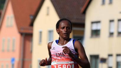 Bild: Kiefner
Bontu Kaba Desso (DJK Weiden) gewann den Halbmarathon in der Fränkischen Schweiz.