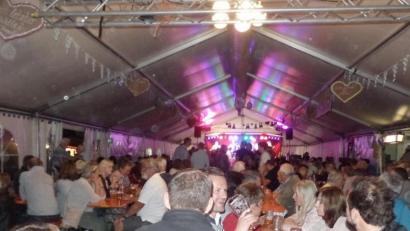 Bild: jml
Kirwamontag im Weißenbrunner Bierzelt. Viele Gäste und Musik von der Gruppe „Wöidarawöll“ zum harmonischen Ausklang.