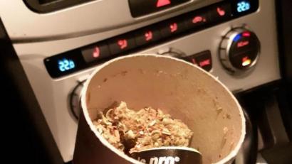 Bild: Bundespolizei
In dieser runden Pappdose entdeckten die Beamten Marihuana.