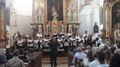 Bild: Markus Seefeld/exb 
Das Konzertprogramm beschloss der Dekanatschor mit Mendelssohns achtstimmigen „Denn er hat seinen Engeln befohlen“. Mit zwei Zugaben entließen Solisten und Chor die Zuhörer dann in den sommerlichen Abend.