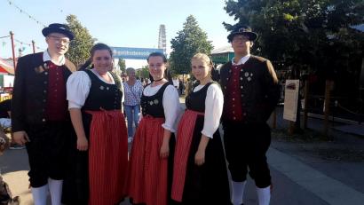 Bild: Stiftländer Heimatverein/exb
Die Vertreter des Wiesauer Heimatvereins beim Gäubodenfest: Christof Schlögl, Martina Scholz, Franziska Lang, Laura Fröhler und Johannes Stengl.