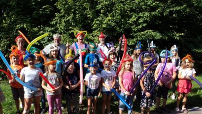 Bild: ksi
Mit selbst gebastelten Hüten aus Luftballons stellten sich die Kinder mit Fabllini (hinten Mitte) auf, rechts daneben Bürgermeister Manfred Rodde und links daneben Rudi Lindner; ganz links Lisa Wilhelm.