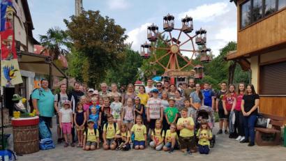 Bild: flm
Viel Spaß hatten rund 40 Kinder im Freizeitland Geiselwind. Links im Bild der Organisator der Fahrt, Stadtrat Helmut Zeitler.