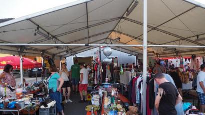Stöbern und nach Schnäppchen suchen: Das Angebot beim ersten Schlammersdorfer Kreativ- und Flohmarkt der Feuerwehr ist groß.