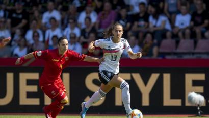 Bild: David Inderlied/dpa
Sara Däbritz (rechts) läuft ihrer Gegenspielerin davon.