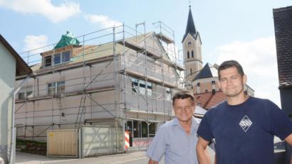 Bild: Gabi Schönberger
Die Metzgerei "Guber" in Mantel renoviert. Chef-Metzger Michael und Senior Johann Guber bekommen dabei Unterstützung vom Staat.