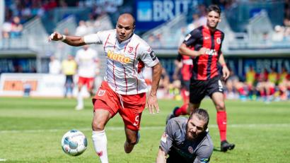 Bild: Uwe Anspach/dpa
So agil wollen die Jahn-Fans Jann George (links) auch in Neustadt/WN sehen. Die Regensburger treffen dort am Donnerstag (13 Uhr) auf den Drittligisten FSV Zwickau.