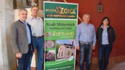 Bild: wmr
Die beiden Zoiglwirte Hans Lugert (Zweiter von links) und Willi Oppl (Zweiter von rechts) freuen sich wie auch Bürgermeister Roland Grillmeier (links) und Gabi Bleistein von der Tourist-Info auf auf den besonderen Zoigltag.
