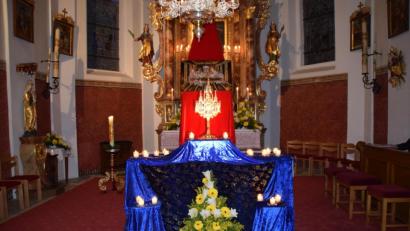 Bild: swo
Mit einem Abendmahlbild über der Monstranz und zahlreichen Kerzen zur Erleuchtung der Kirche hatte Pfarrvikar Christian Preitschaft den Altar vorbereitet.