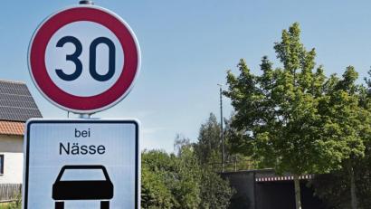 Bild: Petra Hartl
Dieses neue Verkehrsschild bei der Unterführung an der Lohe weist auf die Gefahr hin, die schon einige Unfälle verursacht hat.