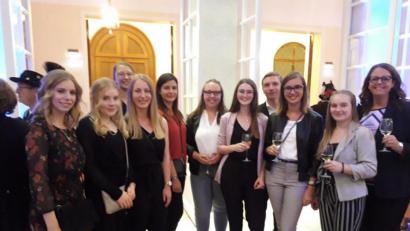 Bild: Martina Reichl/exb
Oberstudienrätin Alexandra Härtl (rechts) mit ihren ehemaligen Schülern des P-Seminars beim Empfang zum Bayerischen Dialektpreis 2019 im Max-Joseph-Saal in der Münchener Residenz.