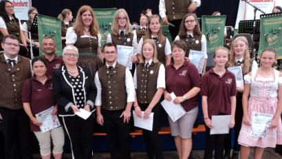 Bild: ksi
Für erfolgreich bestandene Prüfungen überreichten Fördervereins-Vorsitzende Inge Bauer-Joswig (Zweite von links) und Alois Gsödl Urkunden für das D1- und das D2-Abzeichen.