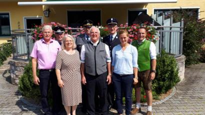 Bild: ga
Max Maier (vorne Mitte) aus Unterauerbach inmitten der Vertreter seiner Vereine, die zum 70. Geburtstag gratulierten.