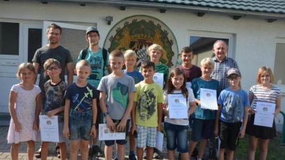 Bild: jr
Die Teilnehmer der Schießolympiade der Königlich privilegierten Schützengesellschaft Mitterteich mit Schützenmeister Wolfgang Friedl (rechts) und Vorstandsmitglied Karl Krasser (links).