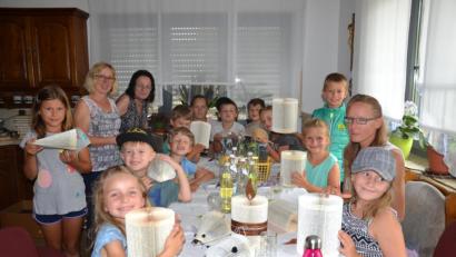 Bild: gi
Aus alten Büchern wurden hübsche Dekorationen gebastelt wie Mäuse, Igel oder Kerzen unter der Leitung von Angela Putzer (links) und unterstützt von den Betreuerinnen.