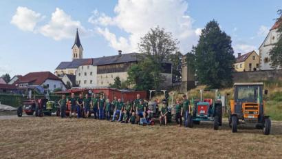 Bild: sei
Bereits auf Hochglanz poliert haben die Mitglieder des Zapfwellenstammtisches ihr "Alt`s Glump", das am Samstag und Sonntag am Festplatz aufgebaut ist und die Traktoren können dann auch um 14 Uhr bei der Rundfahrt durch Mantel besaunt werden.