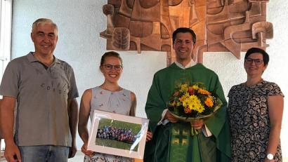 Bild: nib
Das Bild zeigt (von links) Kirchenpfleger Günter Schießl, Ministrantenbetreuerin Marie-Sofie Breu, Pfarrer Michael Hoch, Pfarrgemeinderatssprecherin Sandra Schieder.