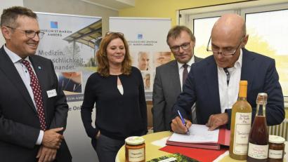 Bild: Petra Hartl
Bei der Unterzeichnung der Kooperationsvereinbarung (von links): Ärztlicher Direktor Dr. Harald Hollnberger, Annette Müller (La Vialla), Klinikums-Vorstand Manfred Wendl und Stefan Maxeiner (La Vialla).