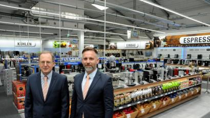 Bild: Stephan Huber
Martin Heller und Johann Baumer (von links) freuen sich, ab Donnerstag Kunden im frisch sanierten „K+B expert“ begrüßen zu dürfen.