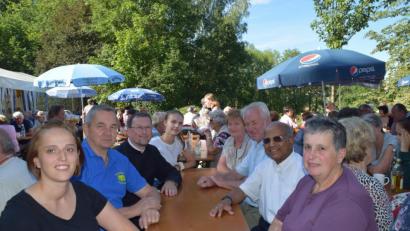 Bild: swo
Der frühere Pfarrer Joseph (Zweiter von rechts) und sein Nachfolger Christian Preitschaft (Dritter von links) in der Pfarrei Gebenbach beim Mausbergfest. Beide sind bei den Gläubigen gleichermaßen beliebt und mischen sich auch gerne mit in die Menge.