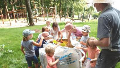 Bild: es
Beim Suchen von in einem Sand versteckten Diamanten gab es bei den Kindern kein Halten mehr.