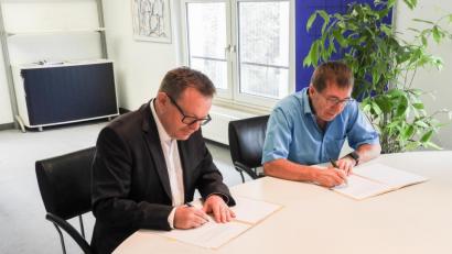 Bild: exb/Sebastian Gmeiner/ÜBZO
Die Vorstandschefs Erich Bauer (LUCE-Stiftung, links) und Klaus Gebel (SEGA) unterzeichnen den Kooperationsvertrag.