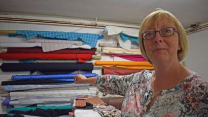 Bild: szl
Michaela Burger in ihrer Nähstube im Keller. Dort arbeitet die 53-Jährige und lagert ihre Arbeitsmaterialien: Stoffe, Knöpfe, Häckchen, Bordüren und Schnittmuster.