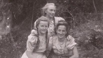 Bild: swo
Eine Aufnahme aus der damaligen Zeit, als die drei jungen Frauen Hanne Lindner und Frieda Ehm (vorn) sowie Maria Lobenhofer (hinten) ihre Initialen in den Kastanienbaum ritzten.