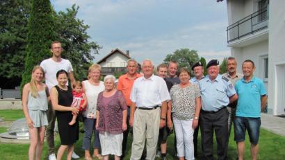 Bild: sei
Anton König (Mitte) feierte mit Familie, Freunden und Vereinsvertretern seinen 80. Geburtstag. Sein Steckenpferd war die Kommunalpolitik.