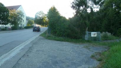 Bild: Portner
Die Zufahrt zum neuen Einkaufsmarkt "Im Naabtal" wird nach neuer Planung nicht mehr im unteren Bereich gebaut, sondern 40 Meter weiter oben gegenüber dem Amt für Ernährung, Landwirtschaft und Forsten (links).