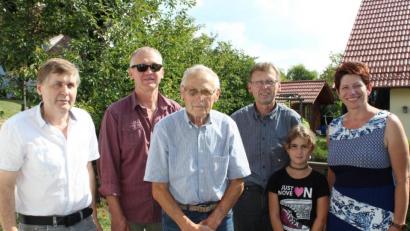 Bild: pko
Georg Becher (Dritter von links) feierte seinen 90. Geburtstag im Kreise seiner Familie und vieler Gratulanten.