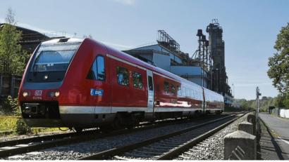 Bild: Petra Hartl
Der Regional-Express in Sulzbach-Rosenberg bei der Maxhütte: Auch er wird bald auf neuen Gleisen dahinrauschen.