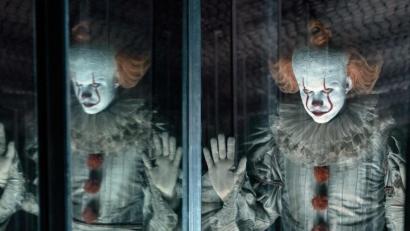 Bild: Warner Bros/dpa
Der Horror: Bill Skarsgard als Pennywise in einer Szene des Films "Es: Kapitel 2".