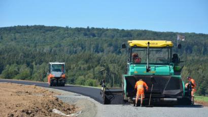 Bild: jr
Asphaltierungsarbeiten liefen am Dienstag auf der Gemeindeverbindungsstraße von Oberteich in Richtung Triebendorf. Die Ausbauarbeiten auf dem 1600 Meter langen Teilstück bis zur Bahnbrücke sollen Ende September oder Anfang Oktober abgeschlossen sein.