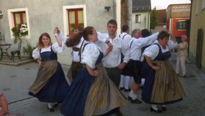 Bild: mad
Die Volkstanz-Gruppe des Heimat- und Trachtenvereins Schwarzhofen bekam viel Applaus für ihre Auftritte.