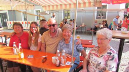 Bild: is
Um beim Altendorfer Pizzafest dabei sein zu können, reist Riga Singelmann (Zweite von rechts) extra aus der Schweiz an. Gemeinsam mit (von links) Patenkind Rita Panzer, Ann-Karin Singelmann, Holger Singelmann und Christa Schmid lässt es sich die gebürtige Altendorferin gut gehen.