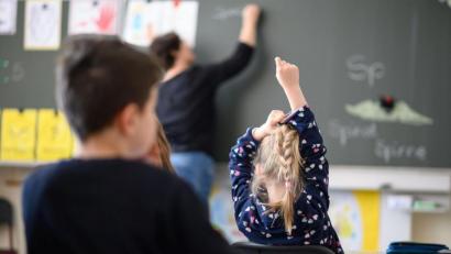 Bild: Sebastian Gollnow/dpa
Vor etwa zehn Jahren gab es zu viel Grundschullehrer, nun sind es zu wenig.