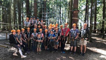 Bild: trj
Stolz und glücklich sind die Teilnehmer nach der Kletteraktion im Hochseilgarten wohlbehalten wieder auf sicherer Erde zurück.