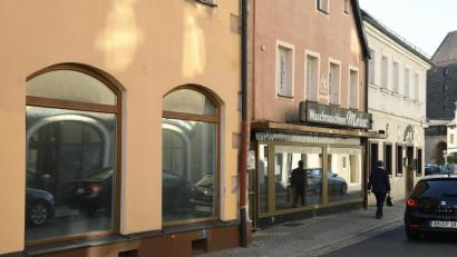 Bild: Petra Hartl
Eine der Problemzonen mitten in der Altstadt ist die Ziegelgasse. Jüngstes Beispiel hier: Geschäftsaufgabe der Firma Waschmaschinen Meier aus Altersgründen. Doch auch der davor gelegene Laden steht leer – wie noch weitere in dieser Straße.