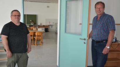 Bild: jr
Thorsten Malikowski (links) von der Marktverwaltung und Zweiter Bürgermeister Reinhard Wurm besichtigten die neu gestalteten Klassenräume in der Konnersreuther Grundschule.