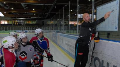 Bild: gb
Trainer Sascha Grögor, der hier eine Übung erklärt, schaffte in der vergangenen Saison mit den U20-Junioren des 1. EV Weiden den Aufstieg in die DNL 3 Division Süd. Am Wochenende starten die Young Blue Devils mit zwei Heimspielen gegen den Schwenninger ERC in die Spielzeit 2019/20.