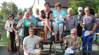 Bild: stg
Die Oldtimer-Freunde bekamen die Pokale überreicht von den Mitgliedern des Organisationsteams Elmar Högl (Vierter von rechts) und Georg-Michael Fütterer (Sechster von links).
