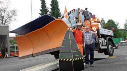 Bild: Biczysko/fph
Harald Schieweck (oben auf dem Schneepflug) und Dominic Hahn (links) wollen bei der deutschen Meisterschaft in Hessen den Sieg mit Präzisionsarbeit holen. Bauhofleiter Roland Sommer ist sicher, dass seine Jungs das schaffen.