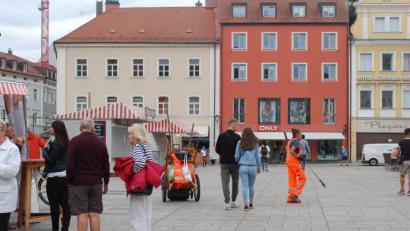 Bild: gib
Die Regensburger Straßenreiniger gehören zum Stadtbild, hier am Neupfarrplatz. Um ihre Arbeit ist eine Diskussion entfacht.