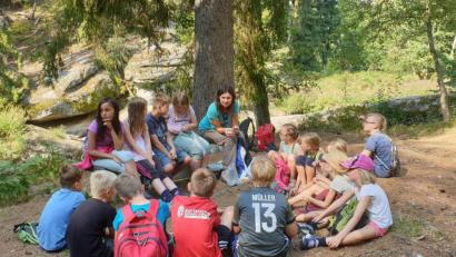 Bild: fz
Geopark-Rangerin Angela Scharnagl nimmt die Kinder mit ins Mittelalter.