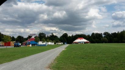 Bild: mng
Der Circus Afrika gastiert am kommenden Wochenende in Kemnath. Die Zelte sind noch nicht richtig aufgestellt, da gibt es schon Ärger: Eigentlich dürften die Betreiber nur den Wiesenfestplatz nutzen (links). Doch die Verantwortlichen haben das Stallzelt der Tiere auf einer benachbarten Wiese (rechts) aufgebaut, für die sie laut Aussage des Ordnungsamts keine Erlaubnis haben.