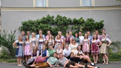 Bild: ibj
In knackigen Lederhosen und feschen Dirndln stehen die Kirwapaare bei der 41. Auflage der Iberinger Kirwa im Mittelpunkt des Geschehens.