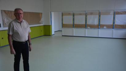Bild: jr
Bürgermeister Ernst Neumann in einem der neu gestalteten Klassenzimmern, wo ein einer Fußbodenbelag eingebaut und die Wände neu gestrichen wurden.