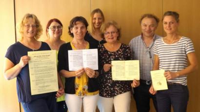 Bild: weu
Rita Sebald (Dritte von links) vom Betreuungsverein Landkreis Schwandorf stellte im Marienheim die Vortragsreihe „Altwerden ohne Angst“ vor. Sie begrüßte Petra Ihring (links) von der Caritas sowie Josefine Hirn (zweite von links) und Marina Zinkl (vierte von links) vom Gesundheitsamt und dankte den Verantwortlichen des Heimes, Christa Weininger, Josef Weiß und Katja Sorgenfrei (von rechts) für die Ausrichtung der Vortragsreihe.