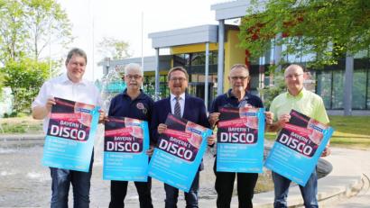 Bild: njn
Die Verantwortlichen freuen sich schon auf den stimmungsvollen Abend, wenn am Mittwoch, 2. Oktober die Bayern-1-Disco startet. Auf dem Bild (von links) Feuerwehrkommandant Bernhard Schmidt, Feuerwehrvorsitzender Albert Vollath, Bürgermeister Hans Donko, Feuerwehrkassier Alexander Donenko und zweiter Kommandant Wolfgang Gruber.